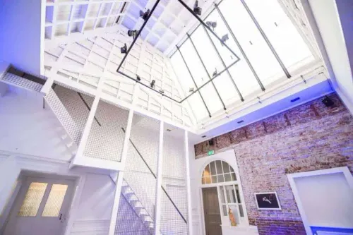 White room with high glass roof