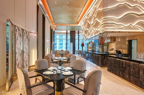 Elegant Cantonese Restaurant With Intricate Interiors for VIP Meetings and Celebrations