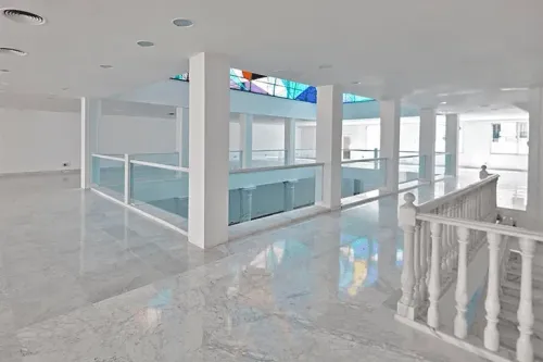 Elegant White Gallery With Gleaming Marble Flooring for Product Launches