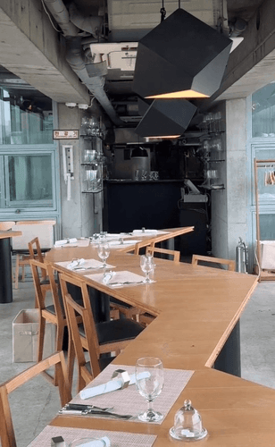 Elegant Modern Venue With Palace Views for Private Dinners and Celebrations