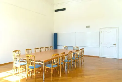 Bright Minimalist Venue With Serene Atmosphere for Productive Gatherings