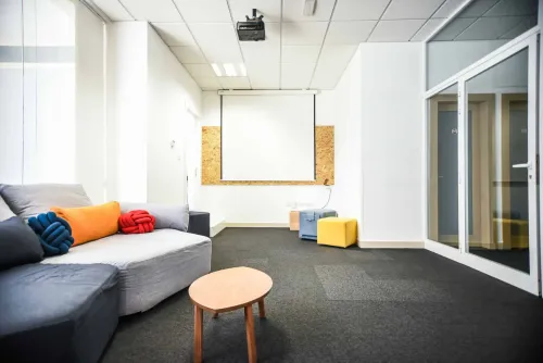 Bright Minimalistic Co-Working Space for Dynamic Group Work Sessions