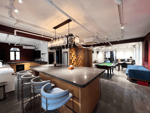 Striking Urban Loft With Bold Interiors and Panoramic City Views for Exclusive Socials