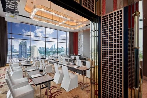 Panoramic Room With Modern Elegance for Strategic Planning Sessions