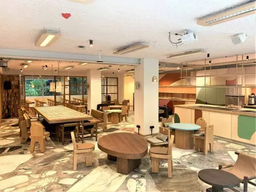 Warm and Cosy Co-Working Space With Lush Greenery For Creative Workshops