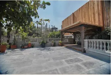 Stylish Garden Courtyard With Stone Balustrades for Private Events