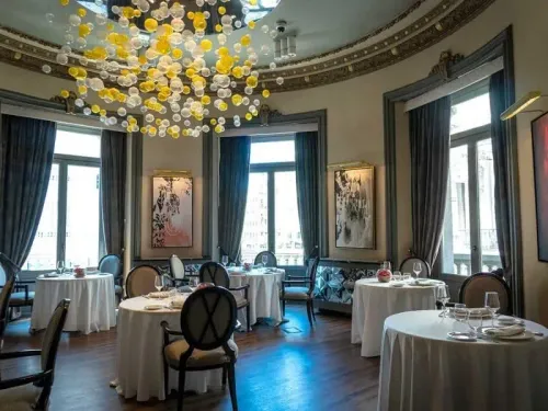 Regal Art Deco Dining Venue With a Dramatic Chandelier for Elegant Celebrations