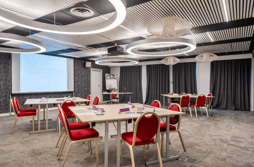 Versatile Corporate Room With Elegant Contrasts and Expandable Capacity