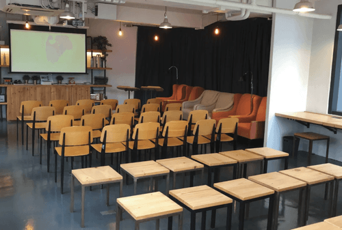 Versatile Venue With Industrial Touches and Soft Lighting for Casual Corporate Gatherings