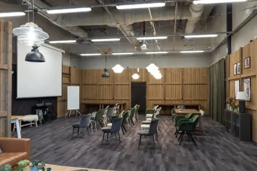 Urban Lodge-Style Room With Nordic Warmth for Inspiring Workshops