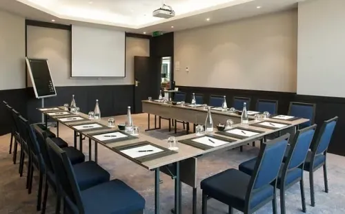 Elegant Meeting Room With Natural Light for Confidential Meetings
