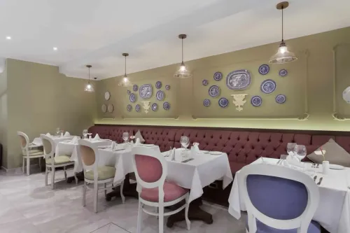 Elegant Vintage Dining Room for Intimate Corporate Receptions