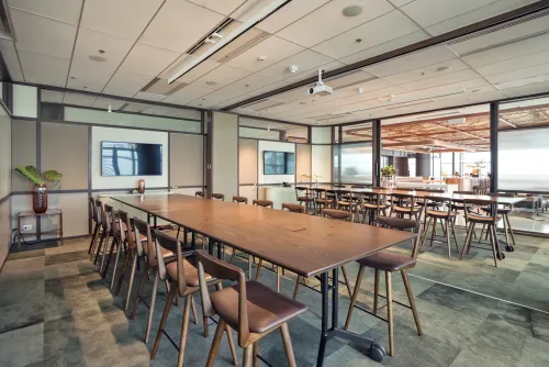 Flexible Dual-Room Boardroom for Training and Strategy Sessions