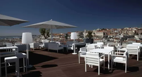Chic Rooftop With Panoramic City Views for Upscale Networking Mixers