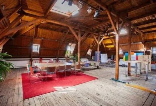 Rustic Loft With Wooden Beams for Unique Workshops and Networking