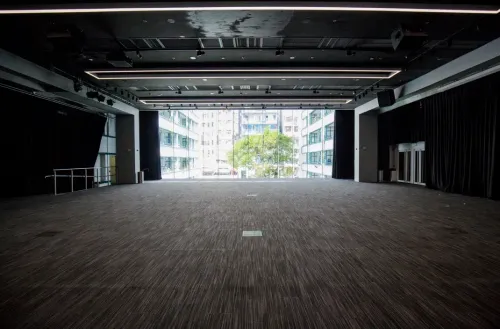 Sophisticated Open Space With Large Windows for All Kinds of Events