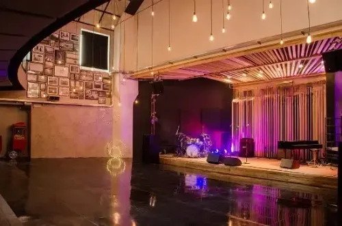 Industrial Loft With Bookshelves and Mezzanine for Creative Events