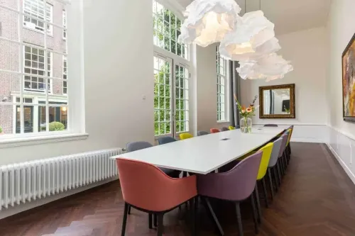 Tranquil Garden House With a Vibrant Design for Private Meetings