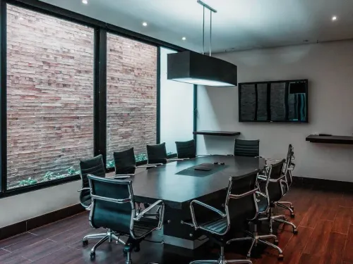 Intimate Modern Space With Elegant Decor for High-Level Corporate Meetings