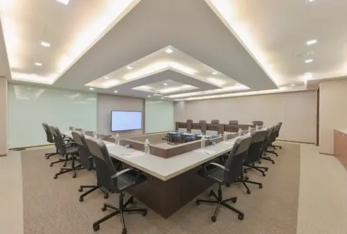 82.5 M² Boardroom With Statement Ceiling for Client Pitches