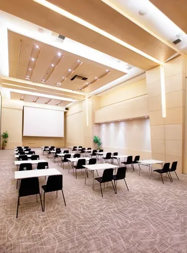Modern Spacious Hall With Versatile Layouts for Large-Scale Conferences