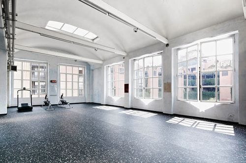 Industrial-Chic Gym With Exposed Brick and Skylights for Creative Exhibitions and Vernissages Displays 