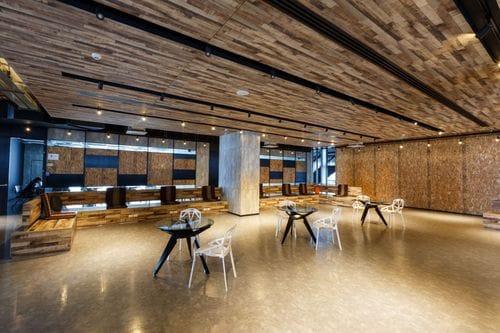 Industrial-Urban Hall for Dynamic Product Launches and Conferences