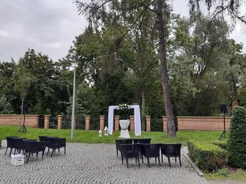 Open Spacious Garden Terrace With Outdoor Terrace for Events and Celebrations