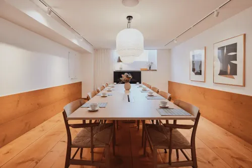 Minimalistic Elegance for Intimate Meetings and Private Dinners
