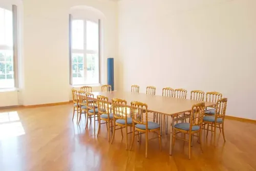 Luminous Neoclassical Space With Arched Windows for Inspiring Gatherings