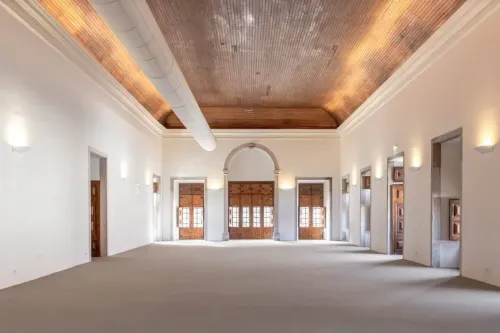 Neoclassical Vaulted Hall for Dynamic Seminars and Workshops