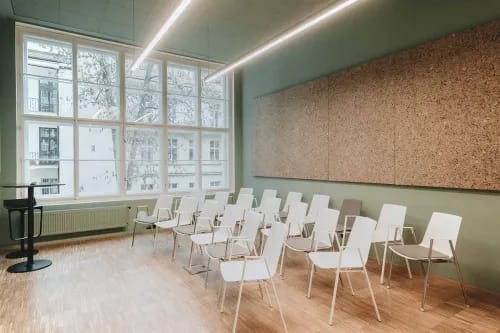 Green-Toned Meeting Rooms for Workshops and Team Sessions