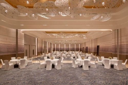 Grand Pillarless Ballroom With Sculptural Crystal Installations for Networking