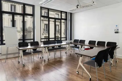 Contemporary Meeting Room With Panoramic Views for Productive Team Meetings