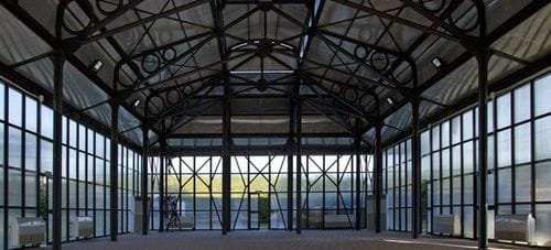 Industrial-Style Black Venue With Vaulted Ceilings for Product Launches and Creative Workshops