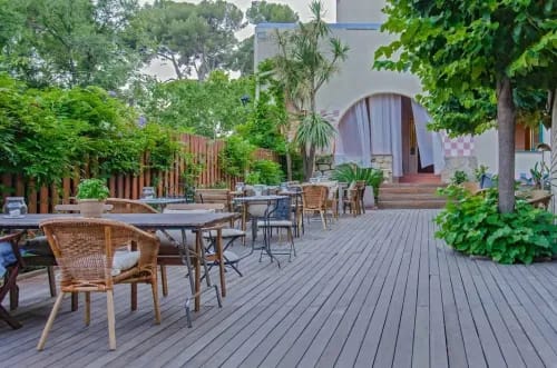 Modernist Garden Terrace for Stylish Spring Socials