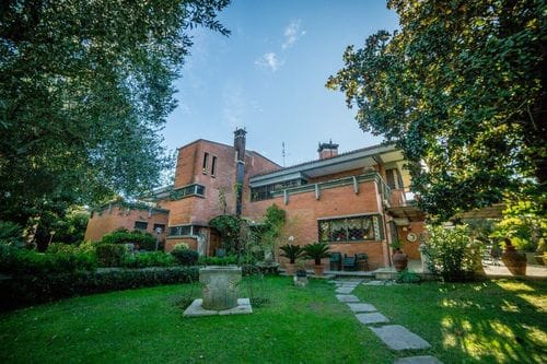 Spacious Garden Venue With Stone Fountain for Intimate Receptions and Outdoor Events