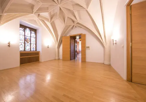 Gothic Elegance Meets Modern Sophistication for Intimate Gatherings