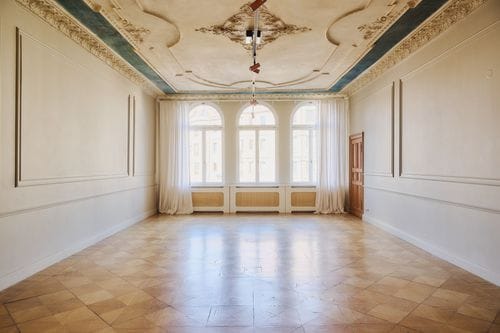 Neo-Baroque Loft With Chic Aesthetics for Creative Shoots and Gatherings