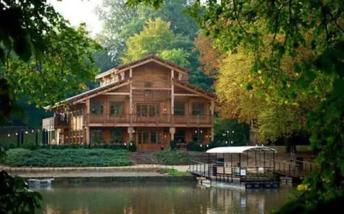  Idyllic Lakeside Chalet for Upbeat Social Events in Nature's Embrace