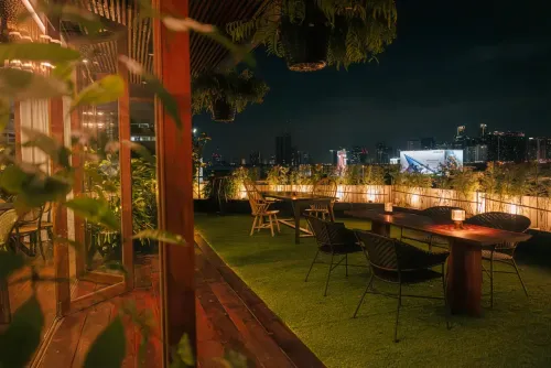 Lush Rooftop With Skyline Views for Corporate Gatherings and Dinners