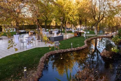 Stunning Lakeside Garden With Serene Views for Exclusive Events