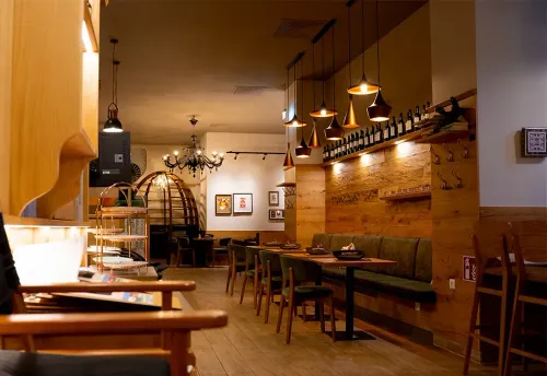 Charming and Cosy Dining Room With Outdoor Patio for Social Gatherings