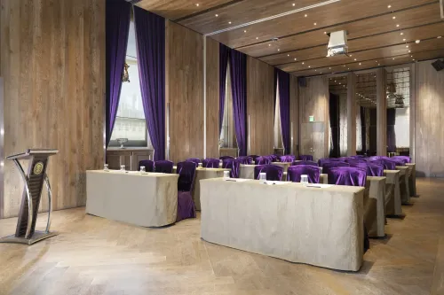 Velvet-Trimmed Hall With Oak Walls for Executive Board Meetings and Panel Discussions