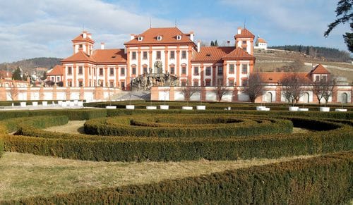 Majestic Baroque Villa Amidst Lush Greenery for Grand Banquets