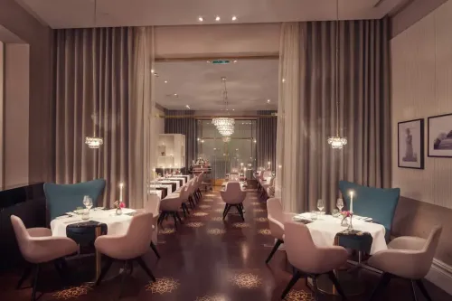 Luxurious Venue With Crystal Elegance for Upscale Corporate Occasions