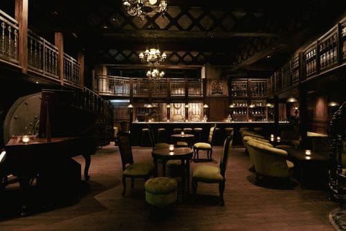1930s-Inspired Bar With Live Entertainment for an Exceptional Night Out