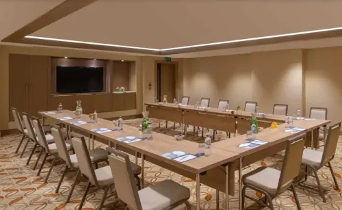Elegant Modern Venue With Minimalist Decor for Focused Corporate Gatherings