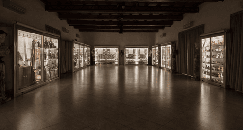 Spacious Gallery-Style Venue With Exposed Wooden Beams for Art Exhibitions and Corporate Events