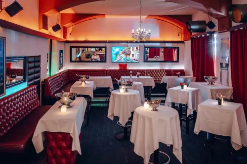 Retro Lounge With Terracotta Leather Booths and Bar for Cocktail Gatherings